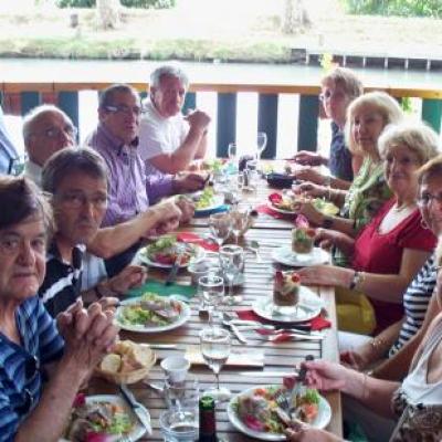 Les amis du site au resto  juin 2011